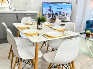 Walnut Luxurious 2-Bedroom with Ensuite - Parking, Netflix, WIFI - Close to Oxford, Bicester & Blenheim Palace