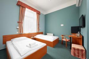Standard Twin Room room in Hotel Nikolas