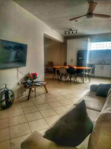 Home4U apt1, just 8Km from airport