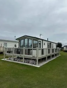 'THE HUT' 4 berth Caravan with cot bed - Winthorpe