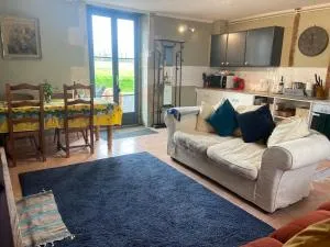 Pear gîte set in beautiful private surroundings - Adriers