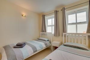 Rosemarys - coastal cottage Seaton