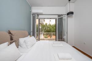 Airy 1BR by Flisvos Marina