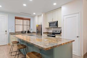 Condo with Pool Tennis Pickleball