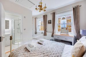 Charming Town House by the Seaside - Balcony, Self-Check-In, Fast WiFi and Smart TVs by Yoko Property