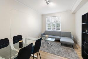 Cozy and spacious full size flat