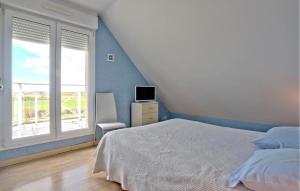 Maisons de vacances 4 Bedroom Awesome Home In Courtils : photos des chambres