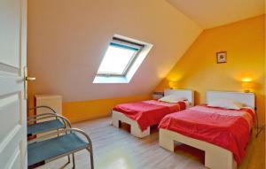 Maisons de vacances 4 Bedroom Awesome Home In Courtils : photos des chambres