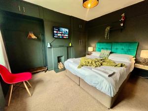 4 Bedroom House- Contractors, Crew, Group, Family