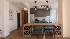 Tesla Time MachiNS 2bedrooms & Living Room