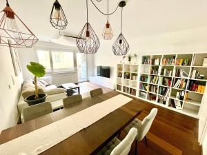 Beautiful spacious center flat with parking option
