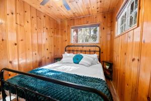 Blue Skies- Modern Cabin Near Slopes w Fireplace