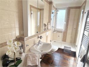 ED-große, moderne Wohnung in zentraler Lage, mit Balkon, Lift und Parkplatz