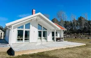 3 Bedroom Cozy Home In Grebbestad - Lur