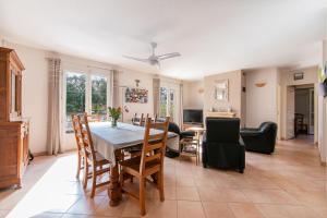 Maisons de vacances Montgit - Piscine grand jardin parking : photos des chambres
