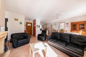 Maisons de vacances Montgit - Piscine grand jardin parking : photos des chambres