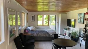 Gästhus i lummig trädgård