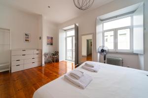 Old style fully renewed and spacious 3-bed apt