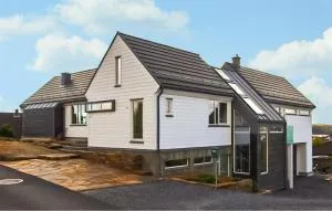 3 Bedroom Beautiful Home In Lillesand - 比尔克兰