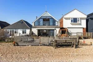 Beachfront Escape Sleeps 8 Ideal Family Retreat - Wartling