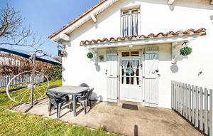Maisons de vacances Lovely Home In Oradour-Fanais With Wifi : photos des chambres