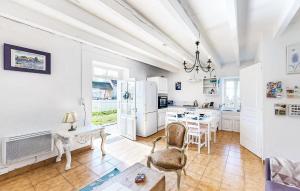 Maisons de vacances Lovely Home In Oradour-Fanais With Wifi : photos des chambres