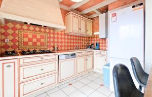4 Bedroom Cozy Apartment In Périgueux