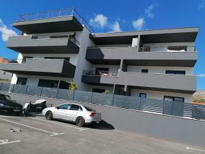Modern apartment near Trogir center, free parking