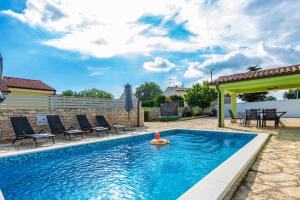 Villa Nora, a private villa with pool minutes from the beach