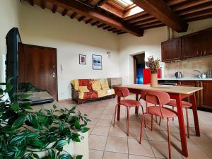 Casa con piscina tra le colline