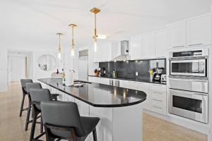 Ritz-Carlton Luxury Oceanfront 2BR on 16th Floor