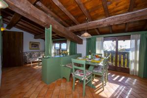 Two Bedroom Apartment with Lake View 2 room in Violetta