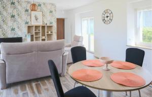 Amazing Home In Runan With Wifi