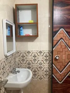 The Hood MOTEL - Nayāgarh