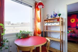 A stylish retro apartment near the metro and essential services