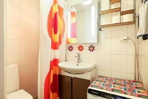 A stylish retro apartment near the metro and essential services