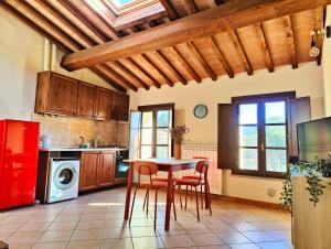 Casa con piscina tra le colline