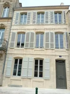 Immeuble historique au pied du Château de Jonzac - 容扎克