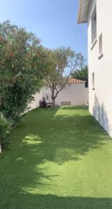 Villa avec piscine proche mer et colline