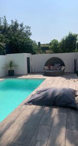 Villa avec piscine proche mer et colline