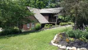Chic One-Bedroom Suite With Jacuzzi Tub for Romantic Getaway near Columbus, Ohio - Pulaskiville