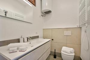 Two Bedroom Apartment with Lake View and Shared Pool 2