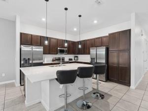 SUPER SPACE - 12BD 12BA - MANY ENSUITEs SLEEPs 38
