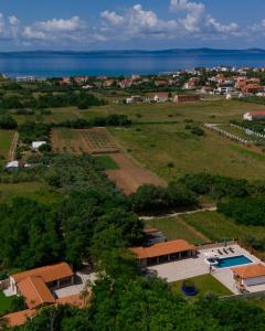Stunning Villa for 10 people with large heated pool-50m2, jacuzzi and gym - by TA Leut Agency