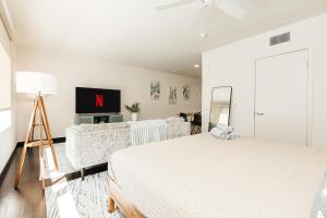 King Apartment in West Hollywood with Pool, Gym, Parking