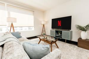 King Apartment in West Hollywood with Pool, Gym, Parking