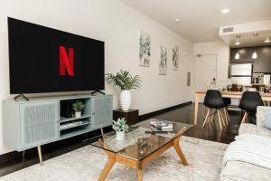 King Apartment in West Hollywood with Pool, Gym, Parking