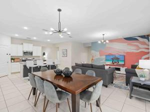 SUPER COMFY - 7BD 5 5BA SLEEPs 22 with AMENITIES