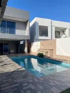 Villa Matthew - Villa de Lujo con Piscina Privada y BBQ, Cerca al Mar