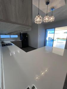 Villa Matthew - Villa de Lujo con Piscina Privada y BBQ, Cerca al Mar